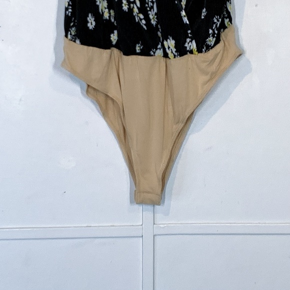 WAYF V-Neck Surplice Ribbed Cami Tank Blouse Bodysuit in Black Daisy Floral - Picture 2 of 12